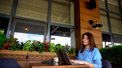 Student-im-Chat-per-Laptop-mit-Freunden-im-café