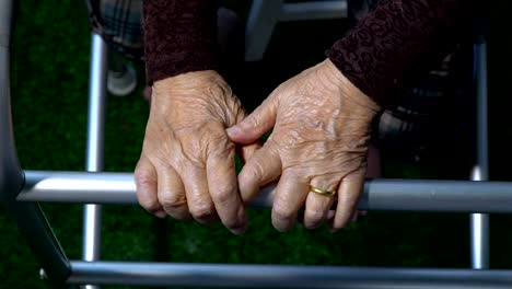 Mujer-Senior-con-el-uso-de-un-andador-en-su-casa