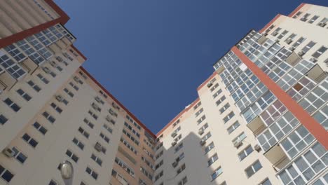 moderno-edificio-de-apartamentos---ventanas-pisos---balcón-----cielo-azul.