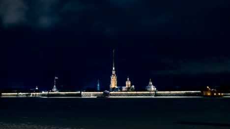 Nachtansicht-der-Peter-und-Paul-Festung-in-Sankt-Petersburg-Stadt-im-winter