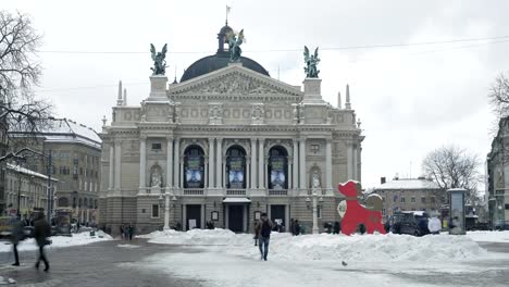 LVOV,-Ucrania---Timelapse-de-invierno-2018:-El-tiempo-frío-cubierto-de-nieve-en-la-vieja-ciudad-de-Lviv-en-Ucrania.-Personas-están-caminando-por-la-calle-cerca-de-Lviv-teatro-de-ópera-y-Ballet.