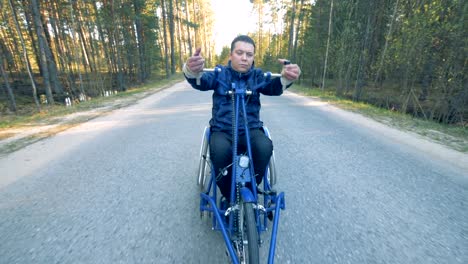 Ein-Patient-benutzt-Rollstuhl-Fahrrad.