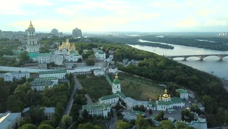 Luftaufnahme-des-Kiewer-Höhlenkloster,-Kiew,-Ukraine