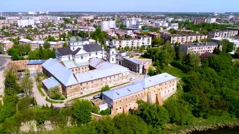 Luftaufnahme-des-Klosters-von-nackten-Karmeliten-in-Berdichev,-Ukraine.-Das-Stadtbild-von-der-Stadt-Berdichev-aus-der-Vogelperspektive.