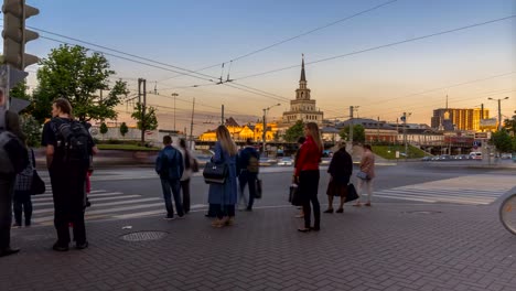 el-flujo-de-turistas-en-la-concurrida-intersección-cerca-de-la-estación-de-tren,-lapso-de-tiempo