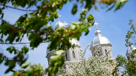 Wunderschöne-orthodoxe-Kirche-vor-dem-Hintergrund-des-strahlend-blauen-Himmel