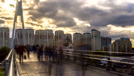 mucha-gente-caminando-sobre-el-puente-peatonal-a-la-nueva-zona-residencial,-lapso-de-tiempo