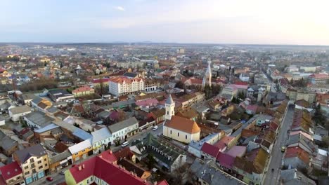 Imágenes-aéreas-de-Mukachevo-centro---vista-superior-al-atardecer