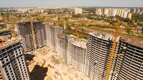 Aerial-Shooting-Baustelle-mit-Turmdrehkranen.-Bau-Drohne-Filmmaterial