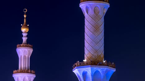 Sheikh-Zayed-Grand-Moschee-beleuchtet-bei-Nacht-Zeitraffer,-Abu-Dhabi,-Vereinigte-Arabische-Emirate