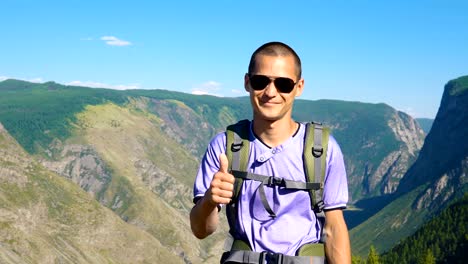 Un-turista-con-una-mochila-en-la-montaña.