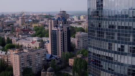 Luftbild-von-der-Glas-Wolkenkratzer-in-der-Stadt-und-Fenster-Reiniger-Fensterputzen-des-Wolkenkratzers.-Parus-Wolkenkratzer.-Stadt-Kiew.-Ukraine