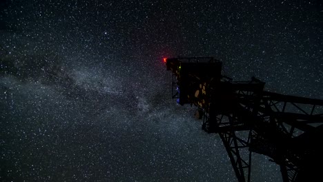 Galaxia-Vía-Láctea-moviéndose-sobre-la-torre-de-comunicación-en-el-lapso-de-tiempo-de-noche-estrellada