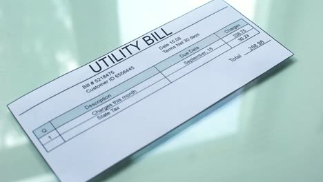 Utility-Bill-Schulden,-Hand-Stempel-Siegel-auf-Dokument,-Zahlungen-für-Dienstleistungen,-Tarif