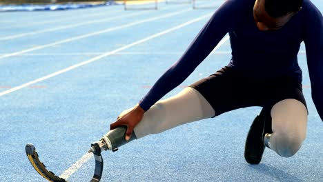 Behinderte-Menschen,-die-athletische-Training-auf-einem-Laufband-4k