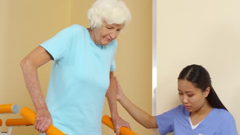 Fisioterapeuta-a-mujer-mayor-entrenamiento-en-las-escaleras-del-paso