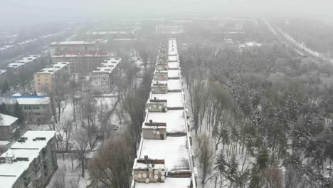 Dach-des-Gebäudes-mit-Schnee-bedeckt.