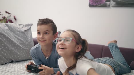 Glückliche-Kinder-gewinnen-Videospiel-zu-Hause.-Jungen-und-Mädchen-spielen-von-Videospielen