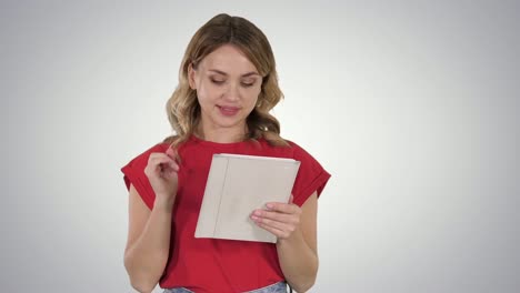 Mujer-sonriente-con-Tablet-ordenador-presentando-páginas-de-torneado-en-fondo-degradado