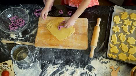 Preparando-galletas-de-Pascua-en-la-cocina