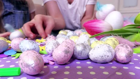 Familia-prepara-huevos-de-decoración-de-Pascua