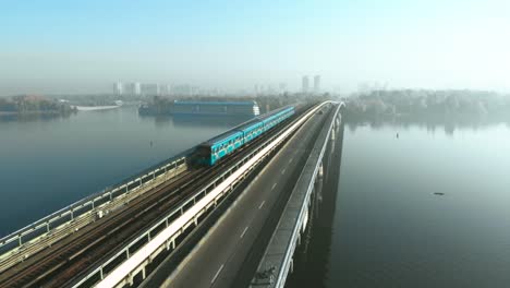 Puente-metro-a-través-del-río-Dnieper-en-Kiev