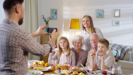 Familia-agitando-las-manos-a-la-cámara-en-Pascua