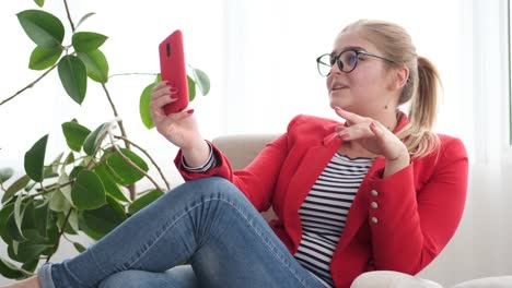 Mujer-hablando-por-teléfono-a-través-de-video-chat