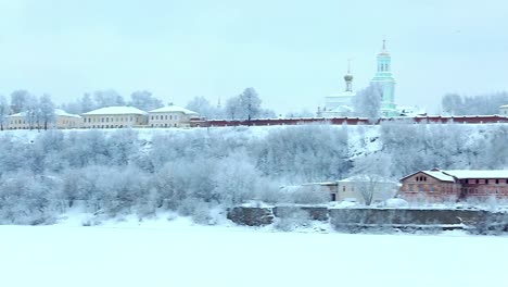 vista-de-invierno-en-la-antigua-ciudad-rusa