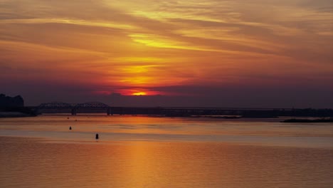 Timelapse-Blick-auf-Sonnenuntergang-in-der-Großstadt-vom-Damm-aus.