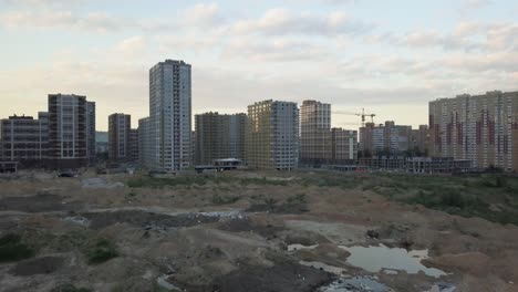 Luftaufnahme-der-Gegend-mit-neuen-Wohnwohnungen-am-Abend-bei-Sonnenuntergang.-stadtlandschaft.-Der-Bau-einer-Vielzahl-von-Wohngebäuden-spiegelt-die-Urbanisierung-Trends-wider