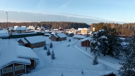 Foto-aérea-de-asentamiento-de-casas-de-invierno-en-un-bosque