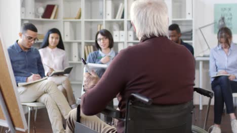 Vielfältige-Schüler-hören-auf-reifer-Lehrer