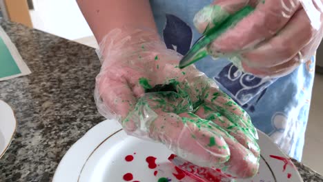 Eine-Frau-in-Handschuhen-malt-Eier