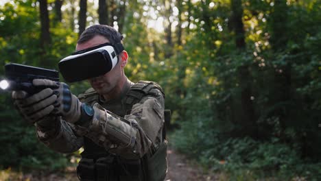 Soldat-zielt-mit-Pistole-tragen-Virtual-Reality-Brille-im-Freien