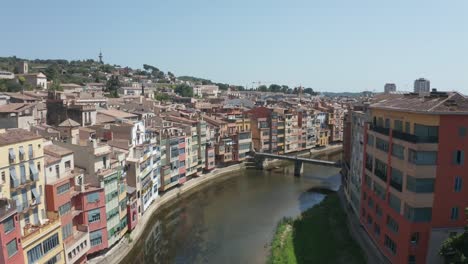 Drohnenflug-über-Dächer-von-bunten-Girona-Häusern