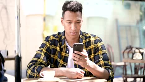 Joven-africano-usando-Smartphone,-Café-al-aire-libre