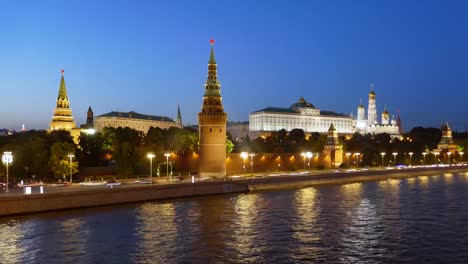 Night-hyperlapse-of-Moscow-Kremlin-and-Moskva-river-with-cruise-ships,-Russia