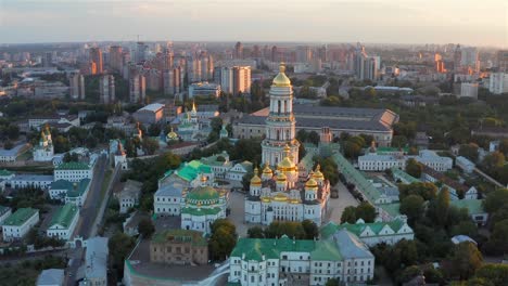 Kiev-Pechersk-Lavra-al-atardecer,-Kiev,-Ucrania