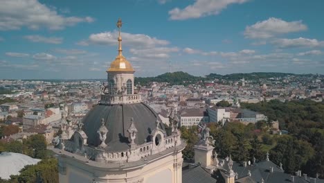 Vista-aérea-de-la-iglesia-de-la-catedral-de-San-Jorge-en-la-ciudad-de-Lviv,-Ucrania