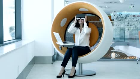 Businesswoman-in-vr-headset-using-laptop