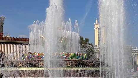 Fuente-Flor-de-Piedra-en-VDNKh-en-Moscú.-VDNKh-(llamado-también-All-Russian-Exhibition-Center)-es-una-feria-permanente-de-uso-general-en-Moscú,-Rusia