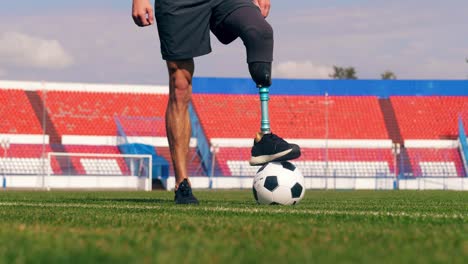 Paralympianer-mit-einem-bionischen-Bein-spielt-Fußball,-Fußball