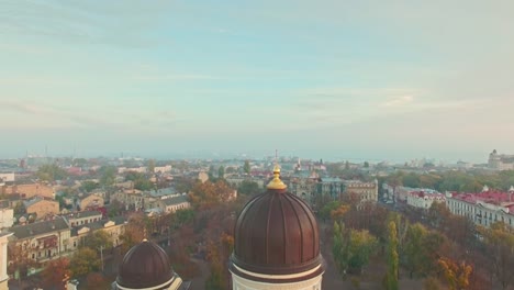 Vista-aérea-cinematográfica-de-la-catedral-de-la-transfiguración-y-el-centro-de-la-ciudad-de-Odessa