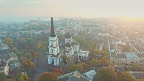 Umkreisung-der-Luftaufnahme-der-Verklärung-Kathedrale-und-Odessa-Stadtzentrum