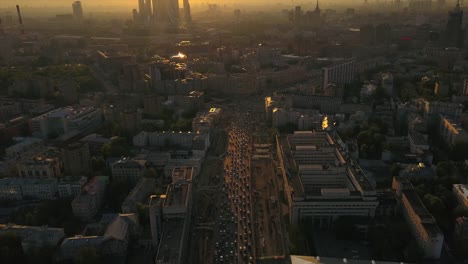 Russland-Moskau-Sonnenuntergangszeit-Garten-Ring-Verkehr-Stadtbild-Antenne-Stadtpanorama-4k