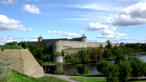 Lapso-de-tiempo,-fortaleza-fortaleza-de-Ivangorod,-en-la-frontera-entre-Estonia-y-Rusia