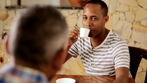 Gay-gente-desayunando-y-sosteniendo-a-las-manos-hombres-homosexuales