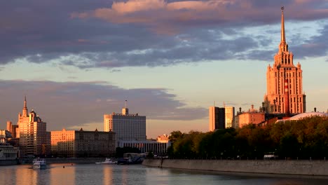 Río-de-Moscú-en-el-sol-de-la-tarde