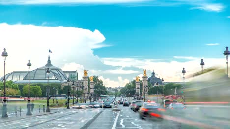 Blick-auf-die-Avenue-du-Marechal-Gallieni-mit-Verkehr-Zeitraffer.-Paris,-Frankreich